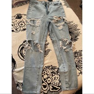 Highrise distressed MOM jeans by Urban Outfitters